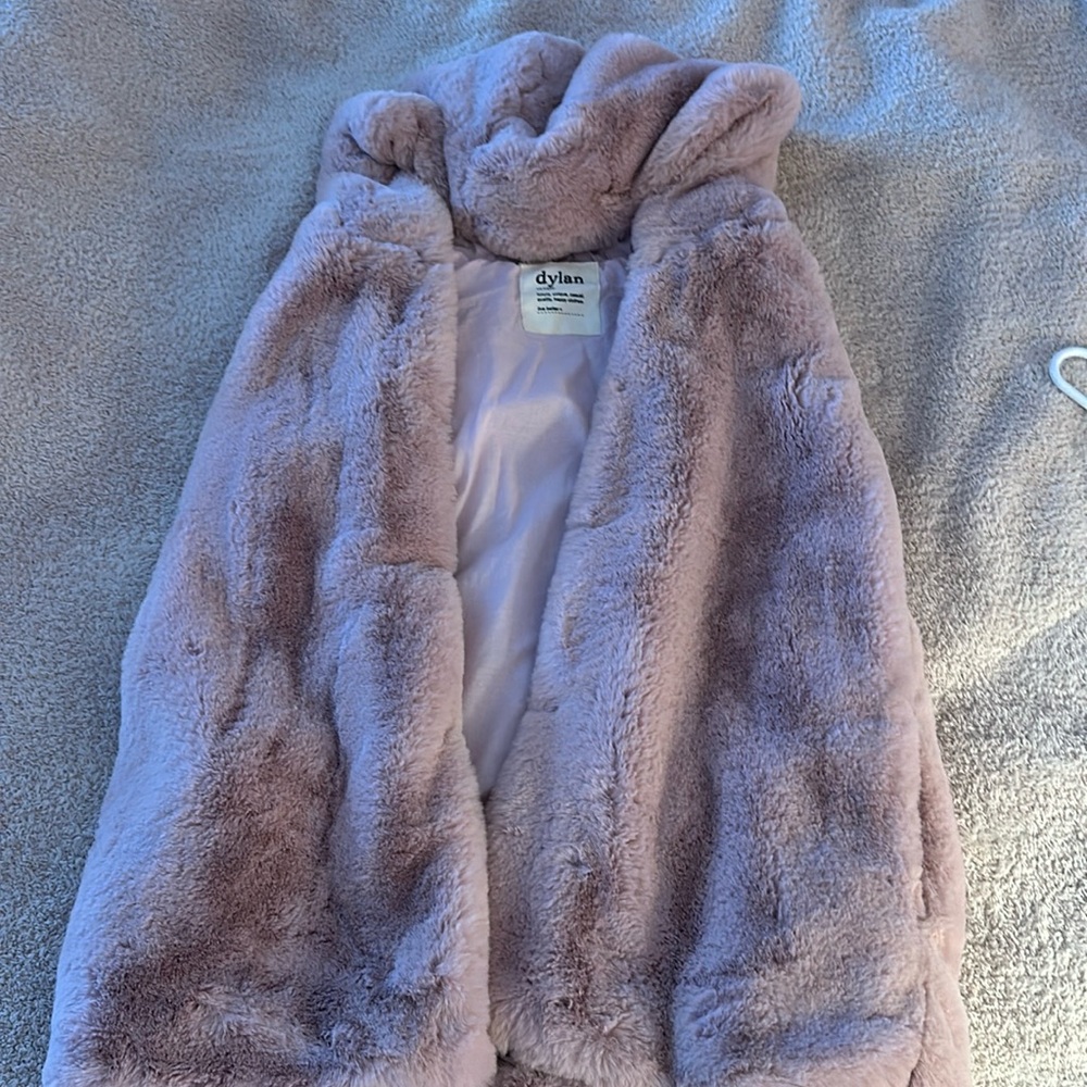 Sleeveless fur vest coat in light pink.